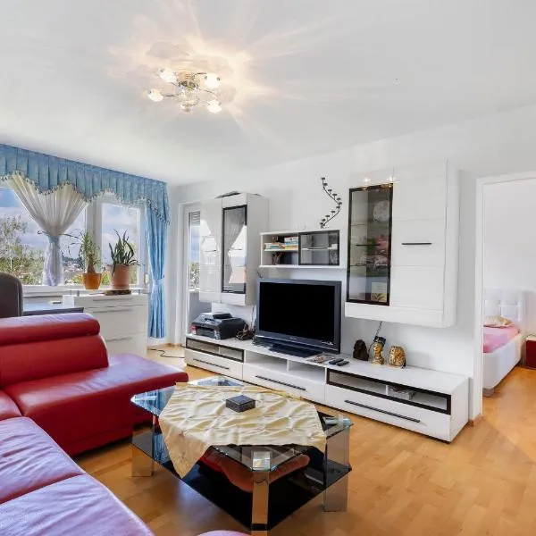 Helle, ruhige Dachwohnung，位于Eningen unter Achalm的酒店