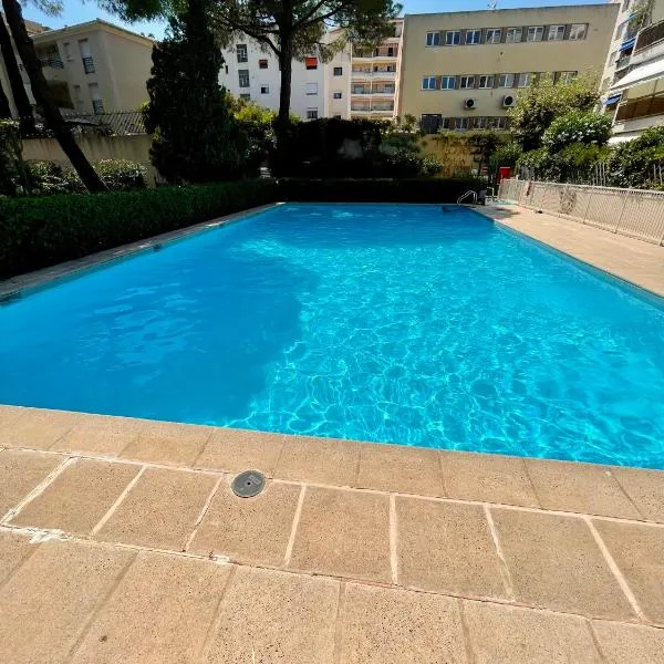 appartement avec piscine，位于勒卡内的酒店