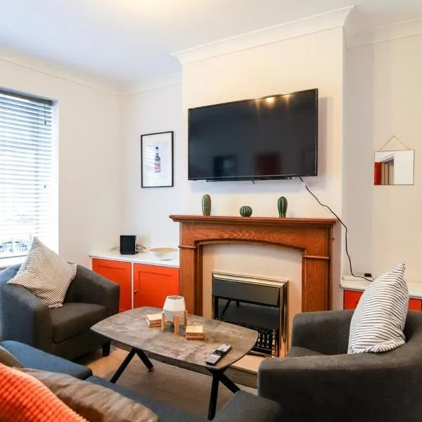 Beautiful 3 Bedroom House - Sleeps 5 Free Parking，位于Longley的酒店