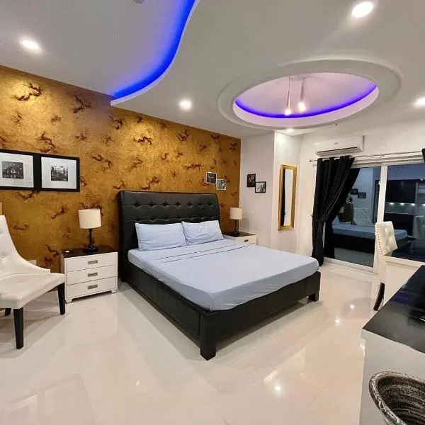 Sheryll Escapes - Kandi Palace Grand 2 BR! Housekeeping, Internet!，位于安吉利斯的酒店