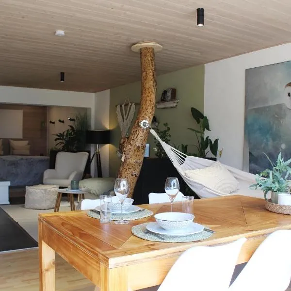 Eulenschlupf Wellnesswohnung Schwarzwald mit Sauna, Homekino & Hot Tub nahe Schweiz für Paare，位于于林根-比肯多夫的酒店