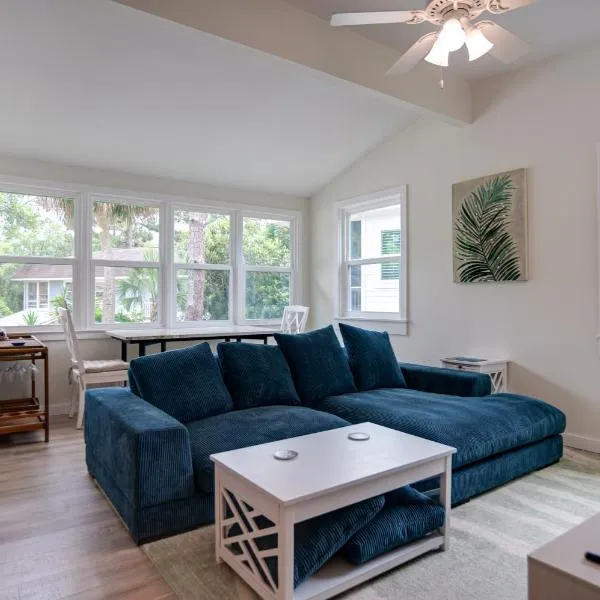 Newly Renovated Duplex, Upper Unit, 4th row from the beach，位于希尔顿黑德岛的酒店