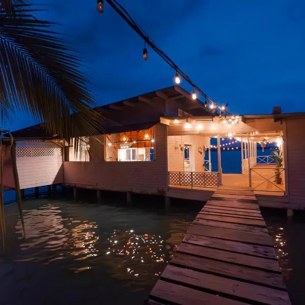 La Caribena Beach House- Bocas del Toro, Isla Colón, Panamá，位于博卡斯德尔托罗的酒店