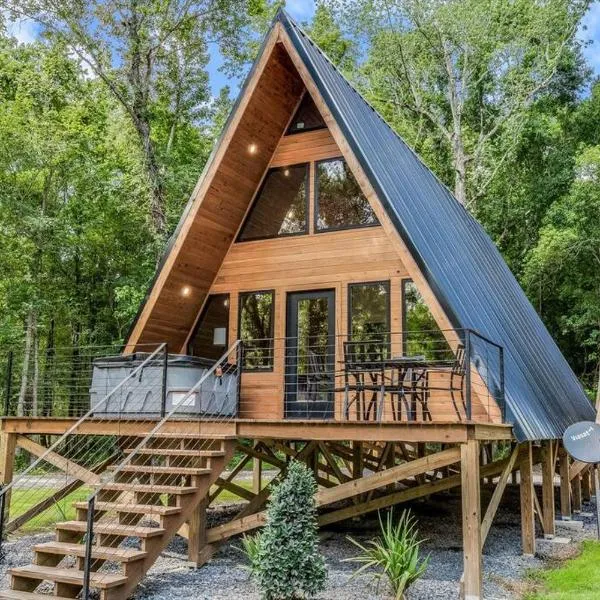 Modern A-Frame Cabin by Rip Van Winkle with Hot Tub，位于新伊比利亚的酒店