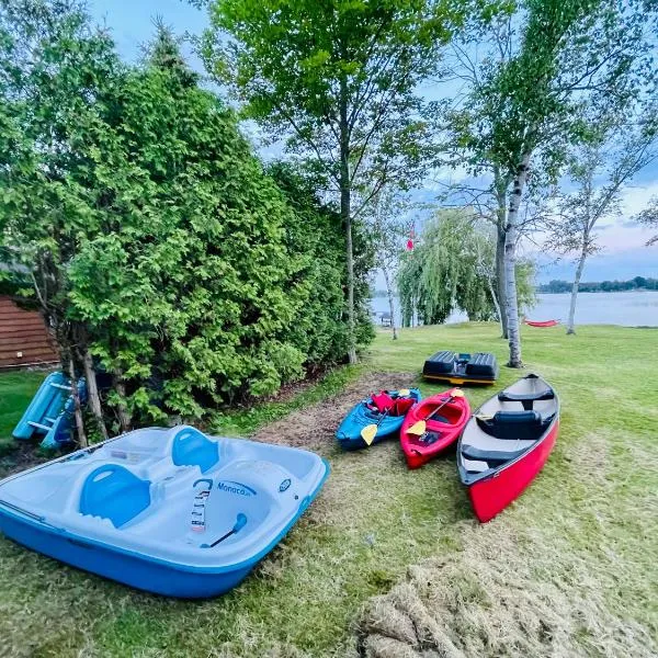 Cozy Lakefront Cottage - Ideal For Families & Scenic Views，位于Colborne的酒店