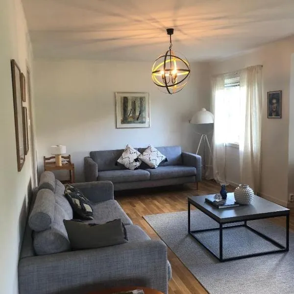 Lovely house near lake and Isaberg Mountain Resort，位于Nissafors的酒店