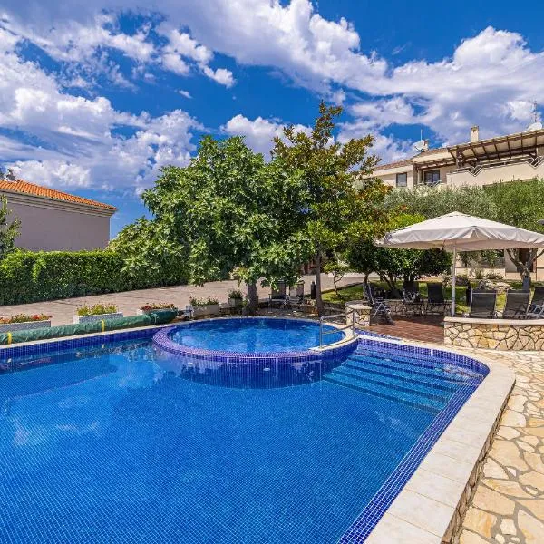 Villa Haya with heated pool，位于利纳迪奇的酒店