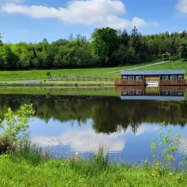 Waterfront Lodges - North Cabin，位于巴利纳莫尔的酒店