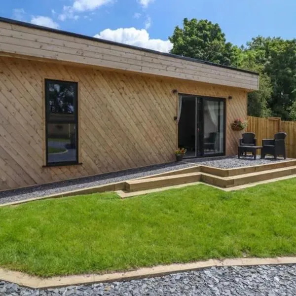 North Wales Eco Lodges，位于Llandegla的酒店