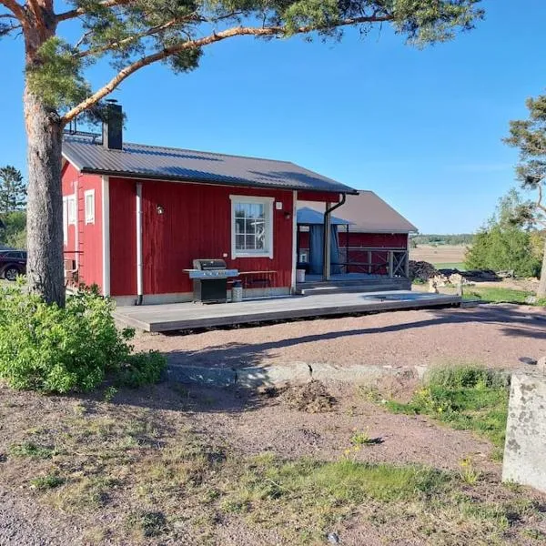 Tiny House with Private Sauna & Hot Tub near Archipelago Trail，位于Taivassalo的酒店