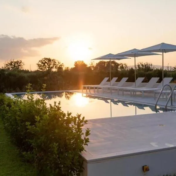 Mikro Livadi Special Lodges - Has an Eco Salt water pool - 150m from the beach，位于埃皮斯科皮·罗希姆诺的酒店