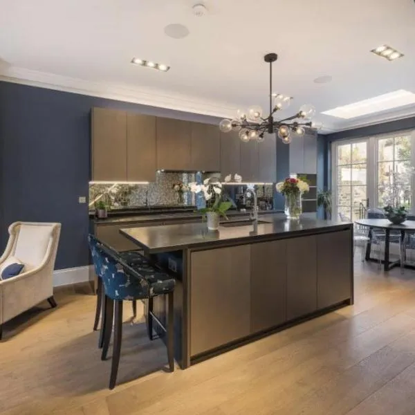 Luxury 4 Bedrooms 5 Baths 2 Receptions Family House with Garden Chelsea，位于伦敦的酒店