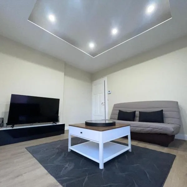 Magnifique Appartement Charmant T3 80M2 Parking Gratuit，位于罗塞姆的酒店