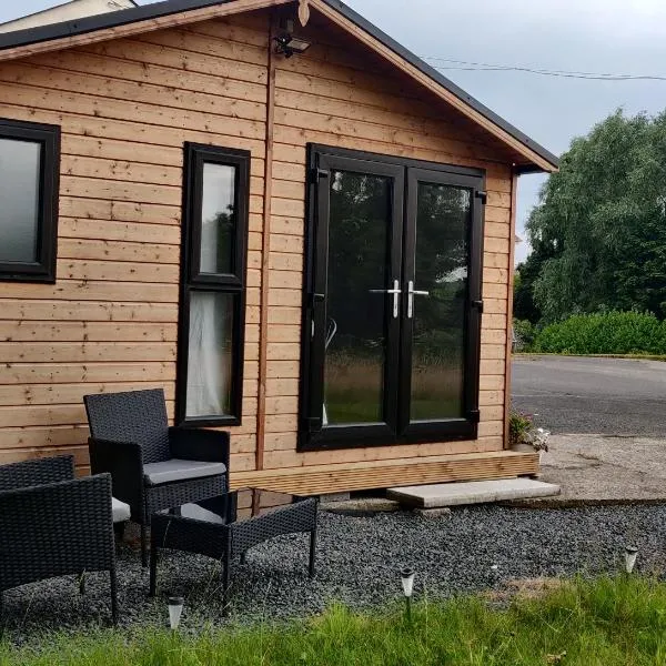 Cosy log cabin with views of Scrabo tower，位于Crossgar的酒店