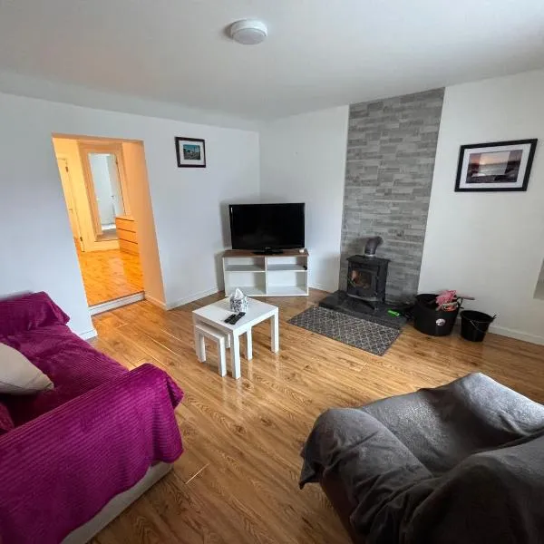 Atlantic One Bed Apartment sleeps 4，位于Dromore West的酒店