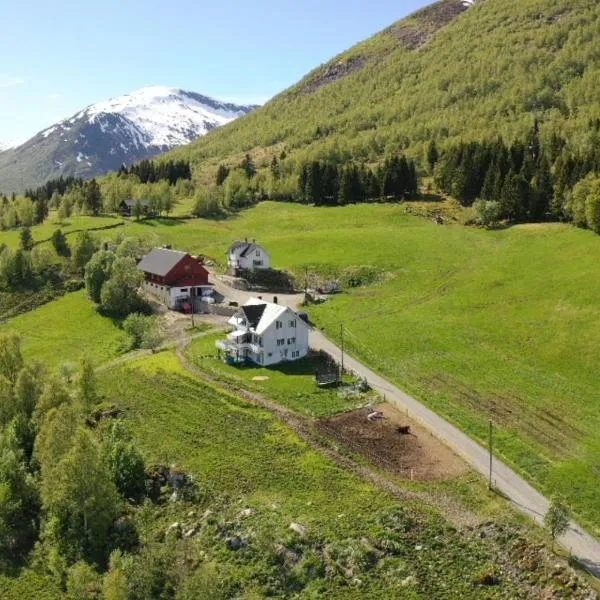 Holiday home among the pearls of Norway，位于Hornindal的酒店