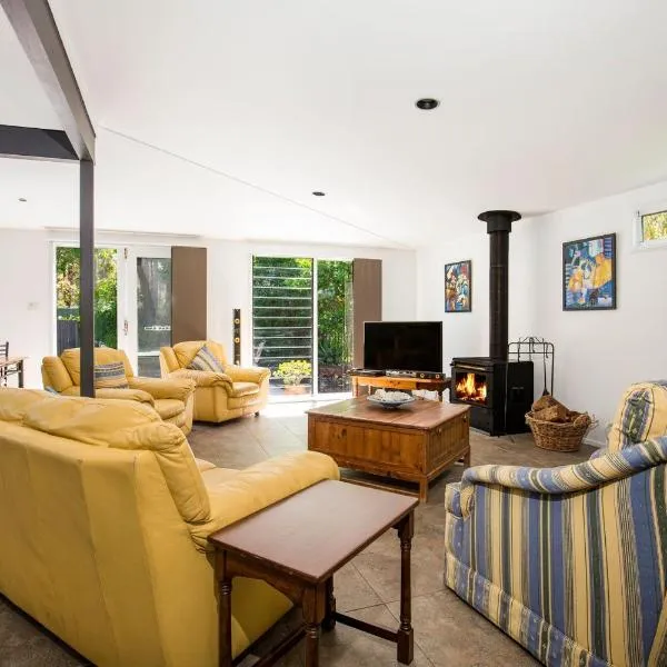 Grey Gables - Pet Friendly with Fireplace, Pool, Spa & Sauna，位于Callala Bay的酒店