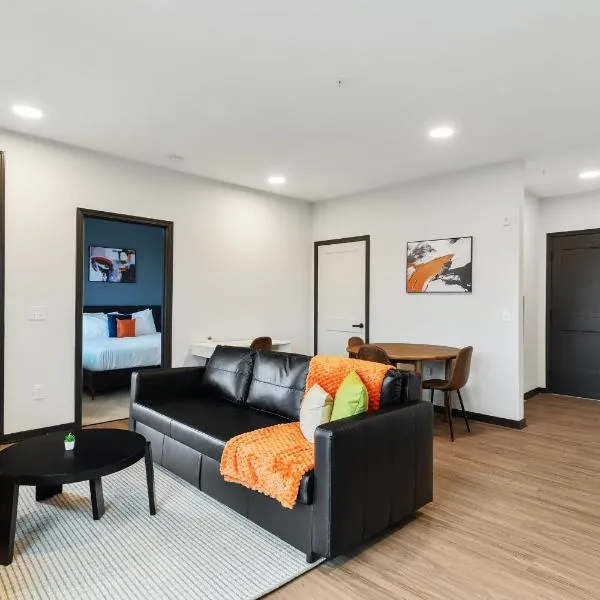 CozySuites on Mass with garage parking #3，位于印第安纳波利斯的酒店