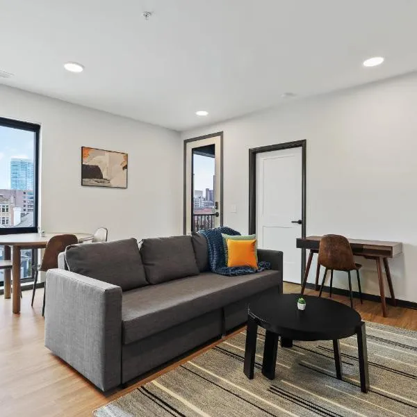 CozySuites on Mass with garage parking #7，位于印第安纳波利斯的酒店