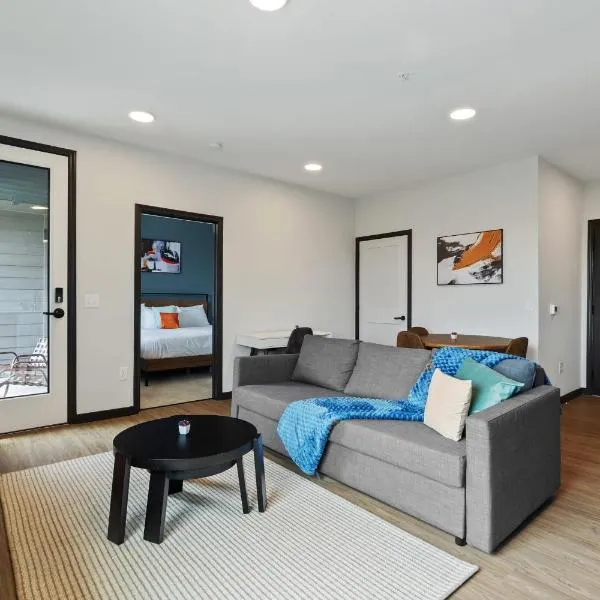 CozySuites on Mass with garage parking #8，位于印第安纳波利斯的酒店