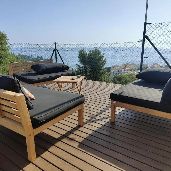 Costa Brava apartment with stunning sea view，位于兰卡的酒店