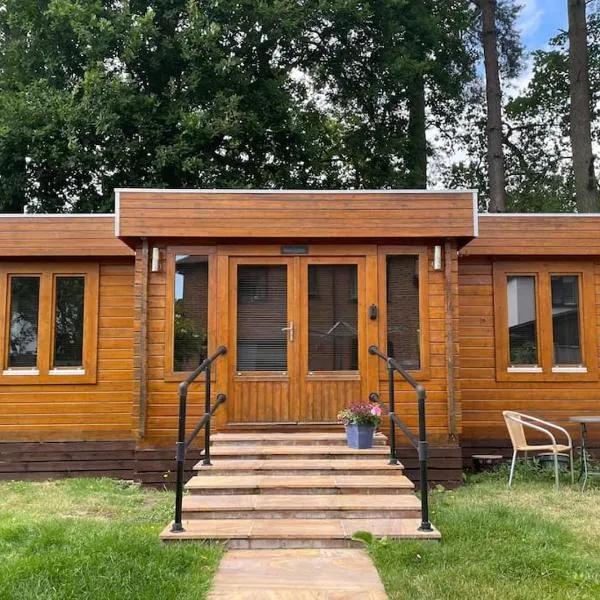 LOG CABIN living for 3-4 people in Frimley，位于坎伯利的酒店