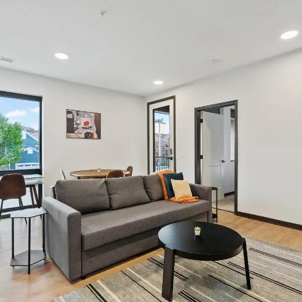 CozySuites on Mass with garage parking #2，位于印第安纳波利斯的酒店