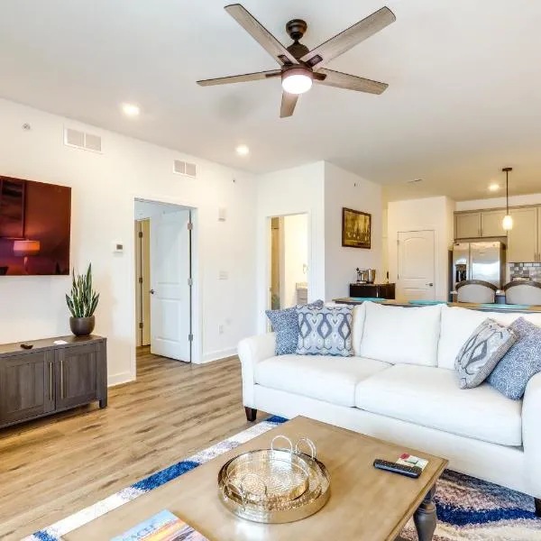 Bright Lewes Condo with Balcony, 7 Mi to Beach!，位于刘易斯的酒店