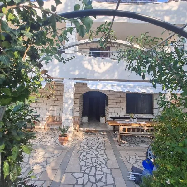 Apartments Lucija-Klara，位于布罗达里卡的酒店
