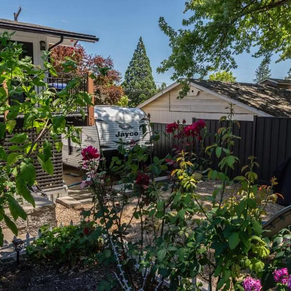 Chic RV Retreat, Stunning Yard in Roseburg，位于罗斯堡的酒店