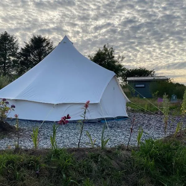 Glamping Meadow Bell Tent，位于波思利文的酒店