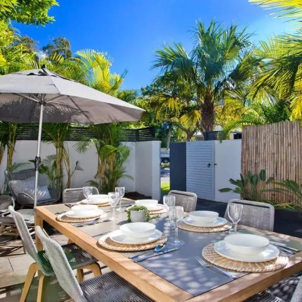 Noosa Parade Townhouse w/ Terrace by Stay Noosa，位于努萨角的酒店