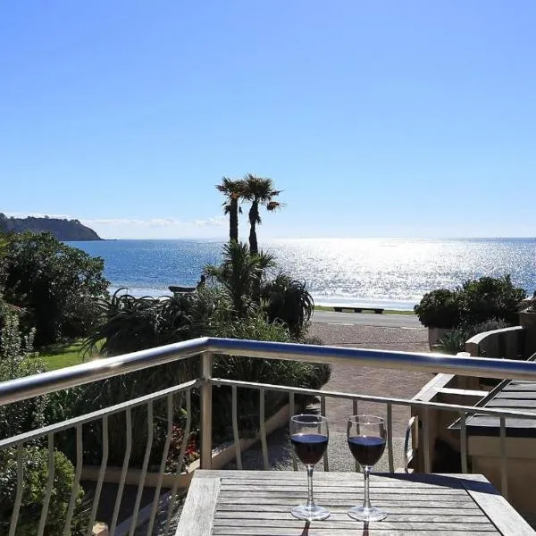 Waiheke Island - Onetangi Beachfront Apartments，位于Rocky Bay的酒店