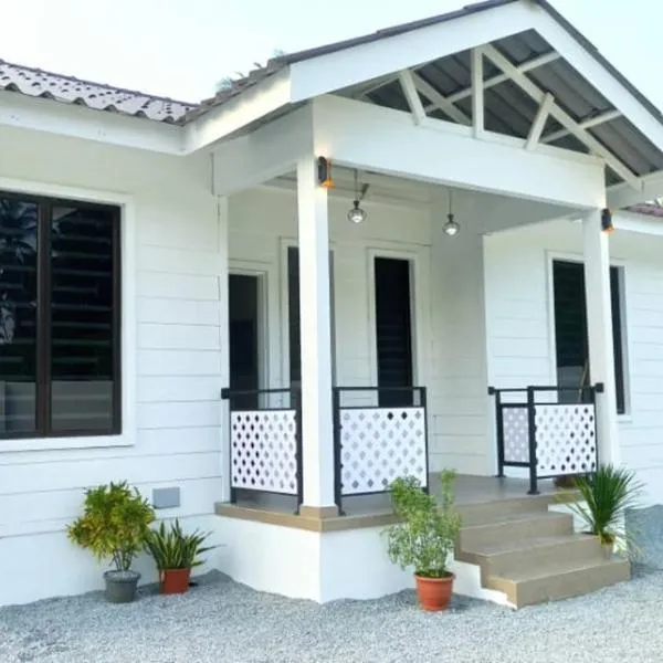 Zulanie's The Pool Cottage near D'Aur Beach, Melawi, Bachok，位于Kampong Ayer Tawar的酒店