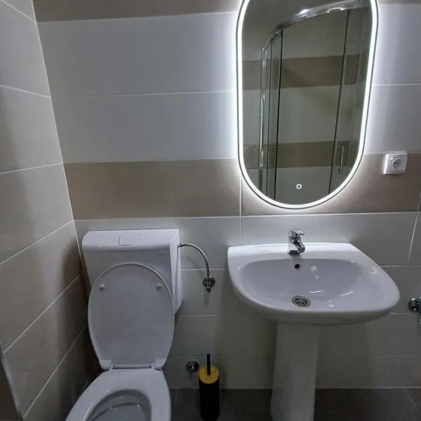 Completely new one bedroom apartment，位于Mirijevo的酒店