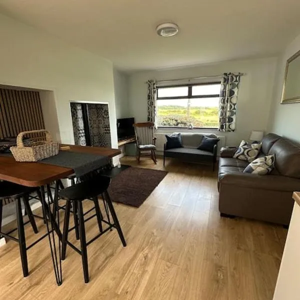 Convenient North Coast Home，位于Cloyfin的酒店