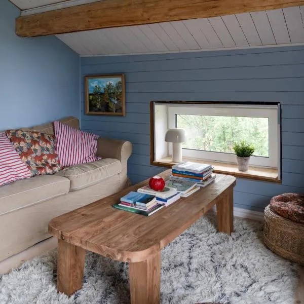 Lovely cabin with a beautiful view over Byske river，位于Byske的酒店