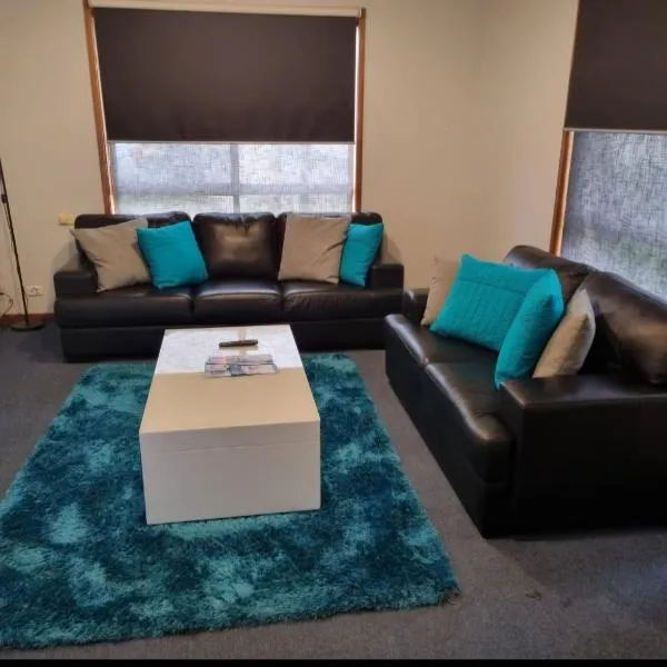 WI -FI- Netflix- Super Comfy 3 Bedroom Home With Massive 21Metre Driveway Space for boat or Caravan，位于波特兰的酒店