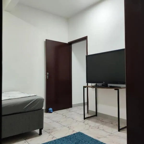 Apartamento individual, bem localizado，位于约恩维利的酒店