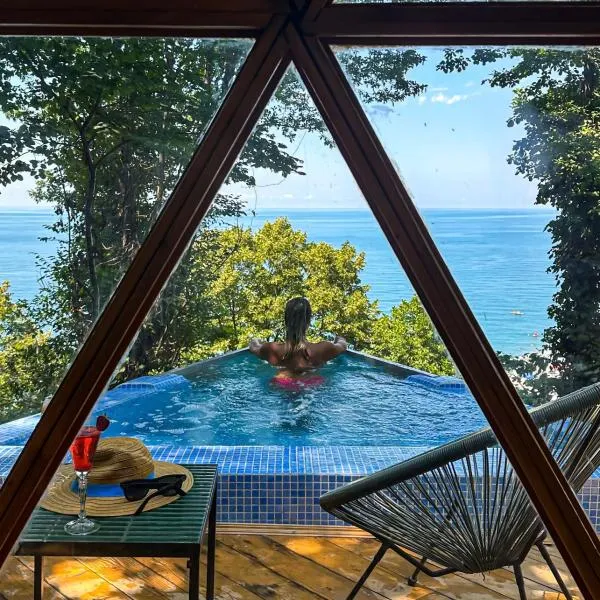 Glamping Martini Kvariati with pool，位于巴统的酒店