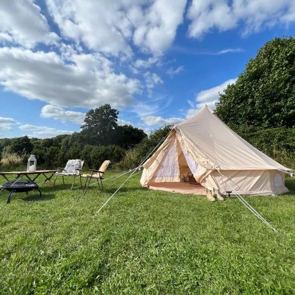 Bell Tent 4m Fossewold Farm Camping，位于奇平卡姆登的酒店