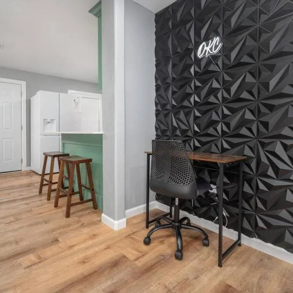 OKC Casita - Newly Remodeled, Modern 2 BR home - Family and pet friendly Plus Hot tub，位于俄克拉何马城的酒店