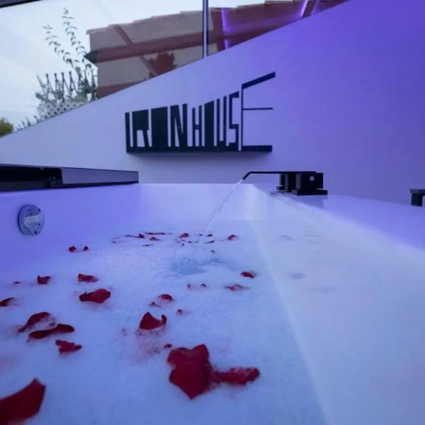 Iron House - Penthouse with Bathtub in Golden Mile & Roman Bridge，位于马贝拉的酒店
