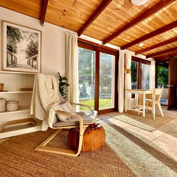 Private Access Retreat 1 Queen Bedroom w Stunning Pool and Ocean Views，位于奥申肖尔斯的酒店