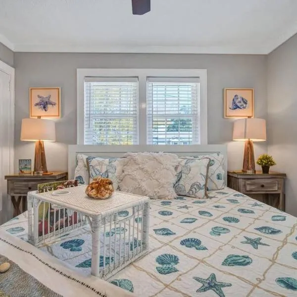Pierside Retreat Saint Simons Island 3BR Sleeps 8，位于Saint Simons的酒店