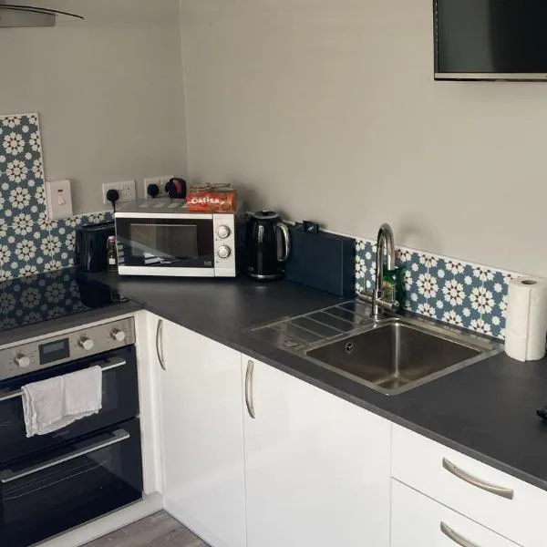 Mini apartment Carrigaline Town Centre - Sleeps 3 or 4，位于卡里格莱恩的酒店