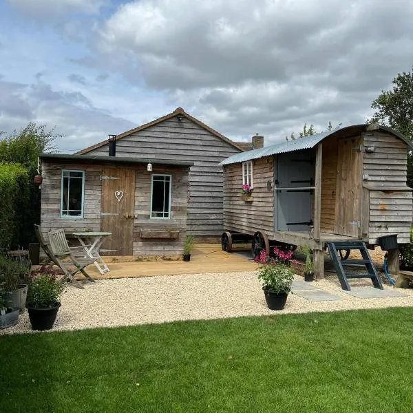 The Hen House Shepherds hut with hot tub，位于巴斯的酒店