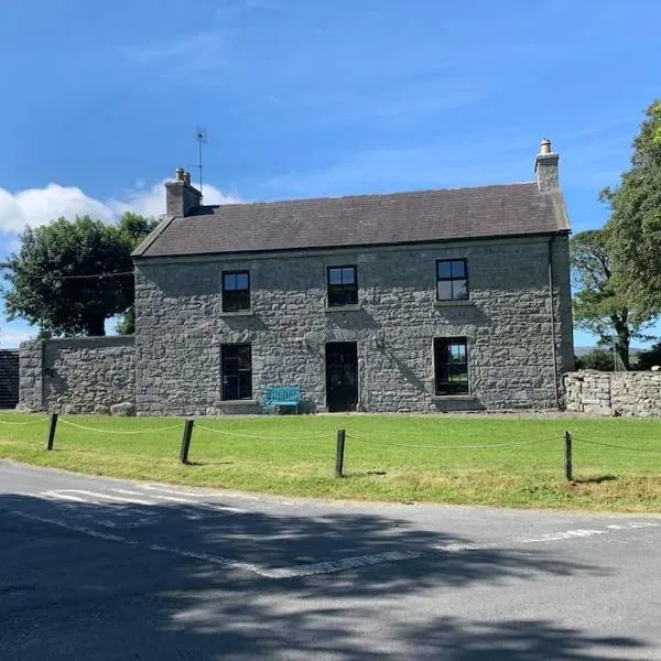 Wild Atlantic Way Historic House in the Burren，位于巴利瓦根的酒店