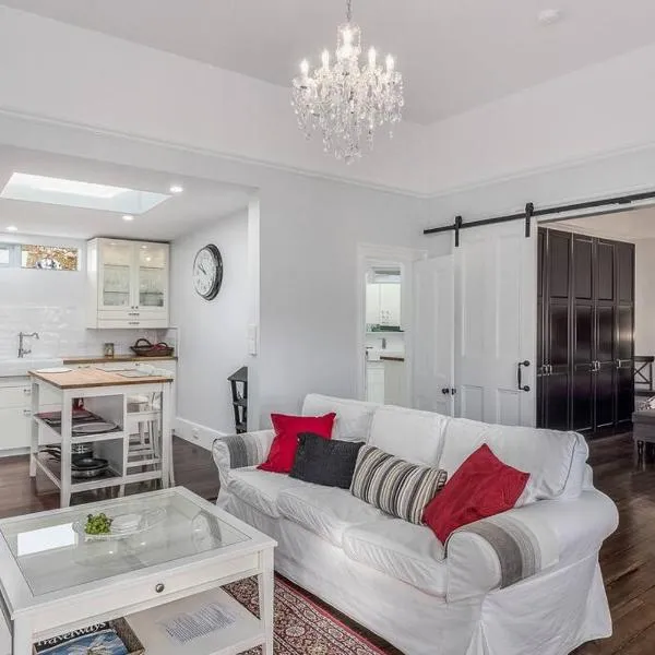 Warm Inviting, and Luxurious The Manor，位于桑迪湾的酒店