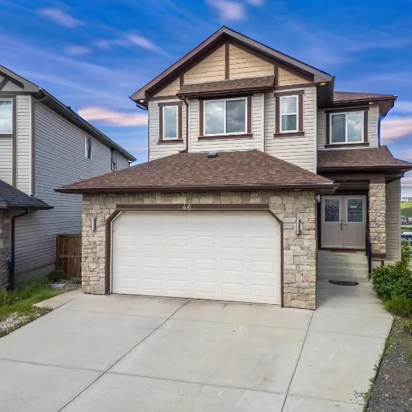 LUXURY LAKEVIEW HOME - 2500sqft of private space with 5 Beds, 4 Bath, 2 Living Rooms, Kitchen, AC, Jacuzzi, 18-min to Airport, 20-min to Downtown, 80-min to Banff，位于艾尔德里的酒店